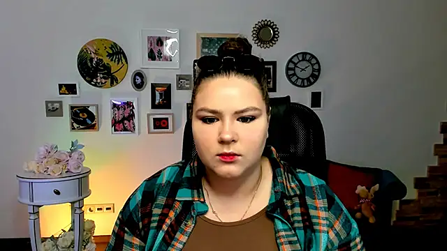 Snapshot of FlorenceAnderson chatting on 03.22.25 FlorenceAnderson online show from 03.22.25