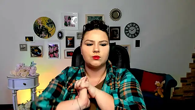 Snapshot of FlorenceAnderson chatting on 03.22.25 FlorenceAnderson online show from 03.22.25