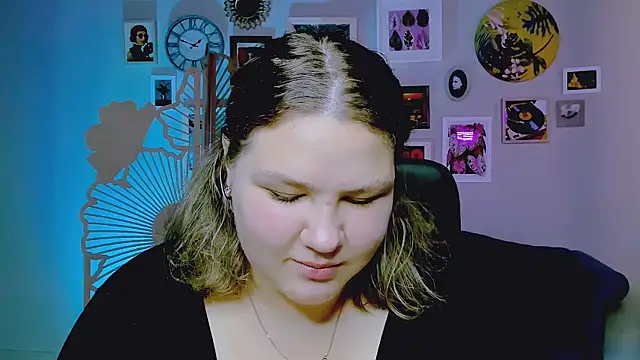 Snapshot of FlorenceAnderson chatting on 10.06.25 FlorenceAnderson online show from 10.06.25