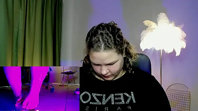 Snapshot of FlorenceAnderson chatting on 10.14.25 FlorenceAnderson online show from 10.14.25