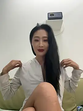 Snapshot of linger-23 chatting on 10.21.25 linger-23 online show from 10.21.25