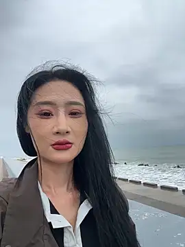 Snapshot of linger-23 chatting on 10.22.25 linger-23 online show from 10.22.25