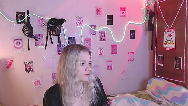 Snapshot of Your_Horny_Friends chatting on 09.30.25 Your Horny Friends online show from 09.30.25