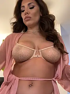 Snapshot of CelineReys chatting on 10.07.25 CelineReys online show from 10.07.25