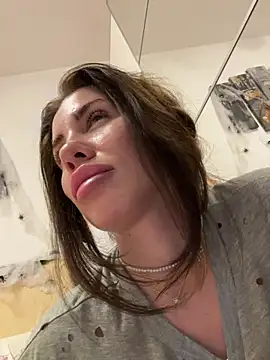 Snapshot of CelineReys chatting on 10.25.25 CelineReys online show from 10.25.25