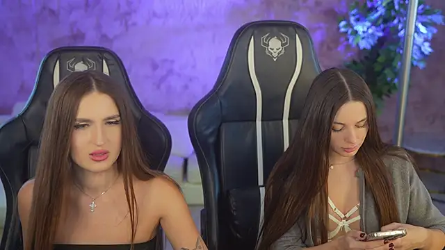 Snapshot of Nikol_Dream_ chatting on 11.15.25 Nikol Dream online show from 11.15.25