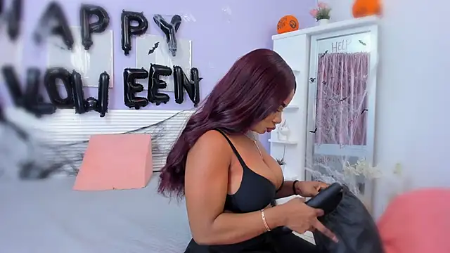 Snapshot of SammyDesire_10 chatting on 10.24.25 SammyDesire 10 online show from 10.24.25