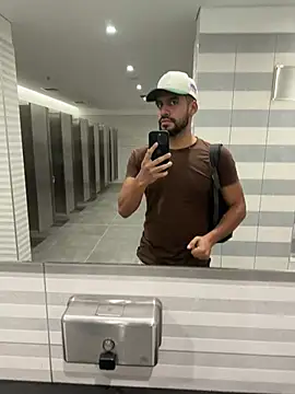 Snapshot of Leon__Hart_ chatting on 07.18.26 Leon Hart online show from 07.18.26