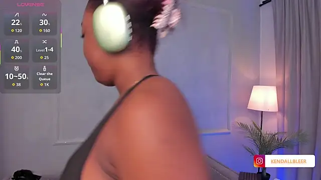 Snapshot of Kendallbleer chatting on 09.20.25 Kendallbleer online show from 09.20.25