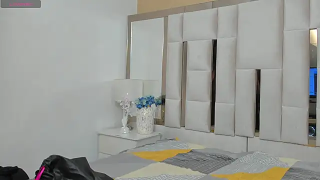 Snapshot of TattiBelll chatting on 11.27.25 TattiBelll online show from 11.27.25