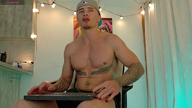 Snapshot of Ryannblue07 chatting on 10.30.25 Ryannblue07 online show from 10.30.25