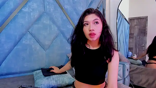 LauryAndNarem69 online show from 10.12.25