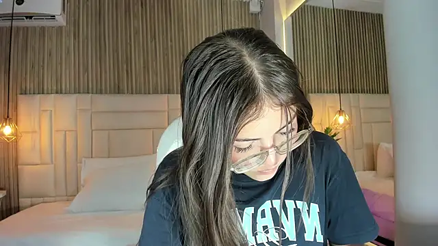 Snapshot of DulceVela_ chatting on 09.11.25 DulceVela online show from 09.11.25