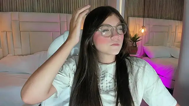 Snapshot of DulceVela_ chatting on 09.15.25 DulceVela online show from 09.15.25