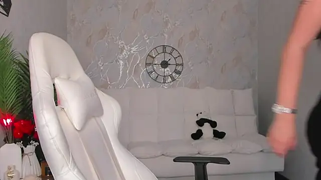 Snapshot of babyisperfect chatting on 10.21.25 babyisperfect online show from 10.21.25