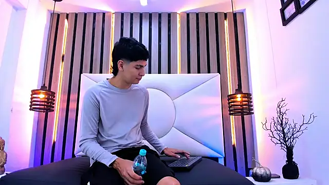 Jhojan twink online show from 10.24.25