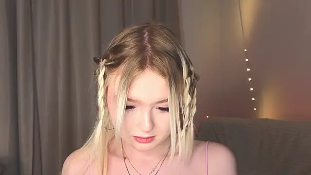 Snapshot of minigirl chatting on 02.02.26 minigirl online show from 02.02.26