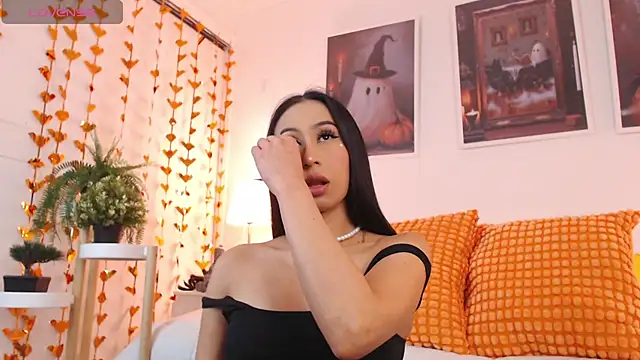 Snapshot of Valen_ross_ chatting on 10.11.25 Valen ross online show from 10.11.25