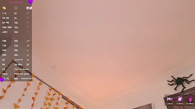 Snapshot of Valen_ross_ chatting on 10.31.25 Valen ross online show from 10.31.25