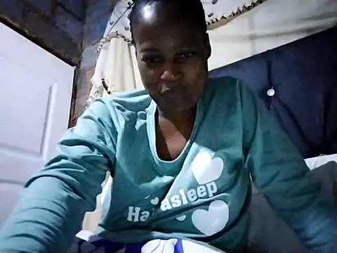 Snapshot of sexylira chatting on 04.15.26 sexylira online show from 04.15.26