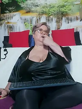 QueenPammy1 online show from 11.13.25