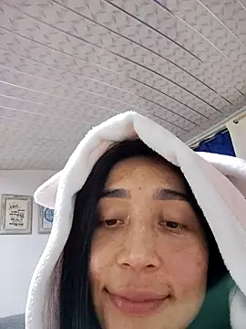 Snapshot of Elowyn chatting on 10.20.25 Elowyn online show from 10.20.25