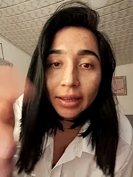 Snapshot of Elowyn chatting on 10.26.25 Elowyn online show from 10.26.25