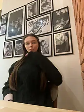 Snapshot of MilaBee chatting on 03.21.25 MilaBee online show from 03.21.25