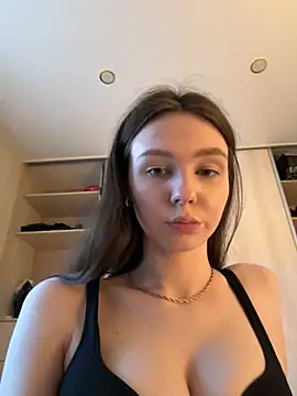 Snapshot of MilaBee chatting on 03.22.25 MilaBee online show from 03.22.25