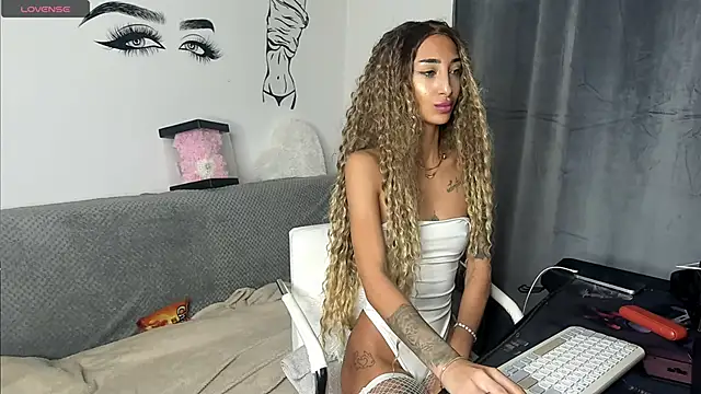 Snapshot of EvelynHais chatting on 11.14.25 EvelynHais online show from 11.14.25