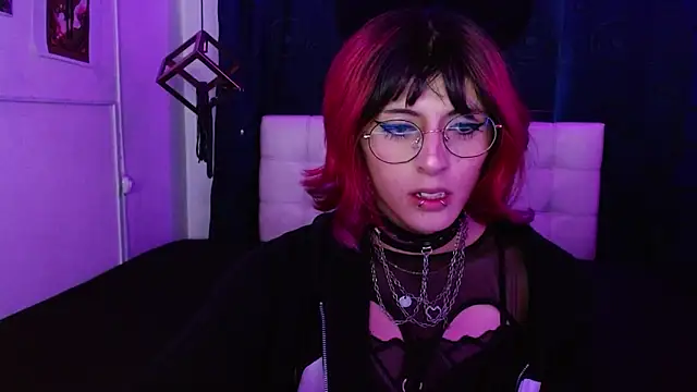 Snapshot of goth_minerva chatting on 10.18.25 goth minerva online show from 10.18.25