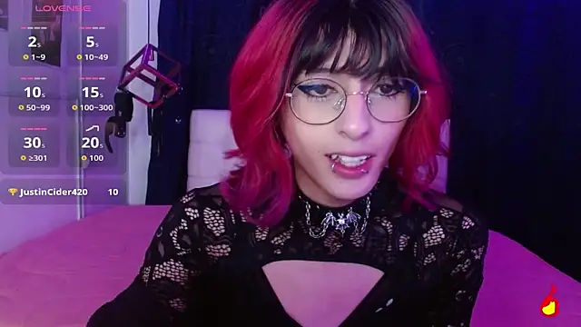 Snapshot of goth_minerva chatting on 10.21.25 goth minerva online show from 10.21.25