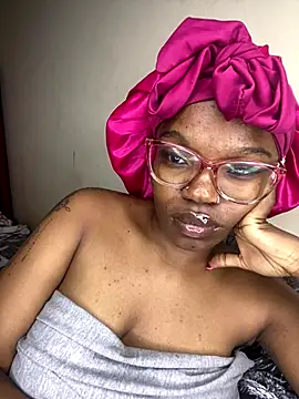 YummyMelanin117 online show from 11.21.25