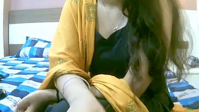 Snapshot of ragini_m_m_s chatting on 11.04.25 ragini m m s online show from 11.04.25