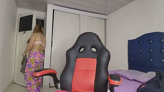 Snapshot of lovehotpink chatting on 10.18.25 lovehotpink online show from 10.18.25