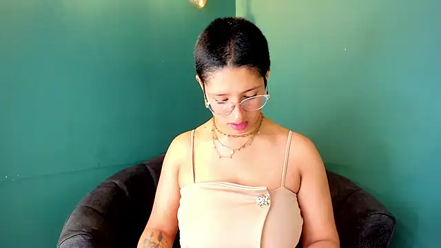 Snapshot of Elaine87_ chatting on 10.12.25 Elaine87 online show from 10.12.25