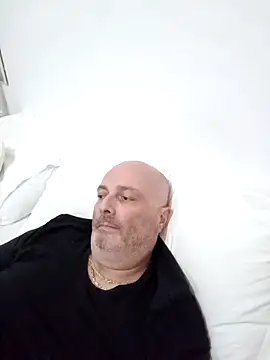 Snapshot of Alexis_Bull chatting on 10.04.25 Alexis Bull online show from 10.04.25