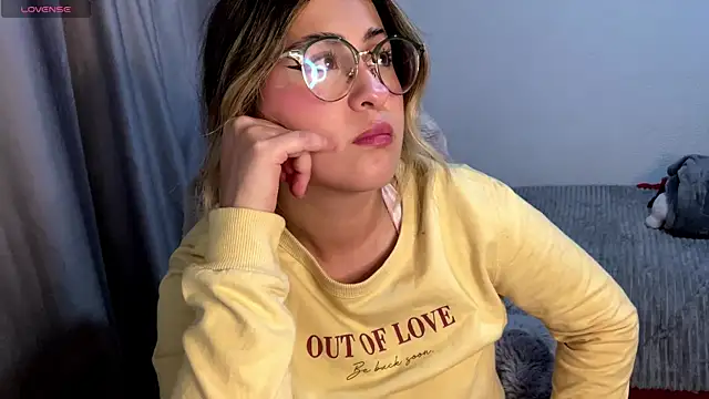 Snapshot of emma__bell_ chatting on 11.03.25 emma bell online show from 11.03.25