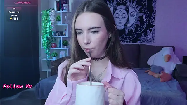 naugghtynikki online show from 10.21.25