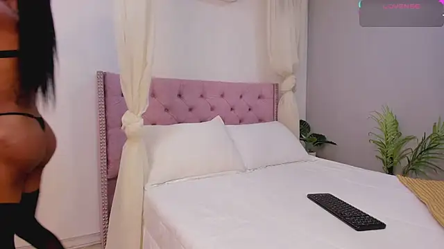 Snapshot of MelanieMiller_ chatting on 11.11.25 MelanieMiller online show from 11.11.25