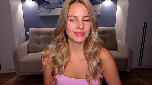 Snapshot of MelanieBennett chatting on 10.03.25 MelanieBennett online show from 10.03.25