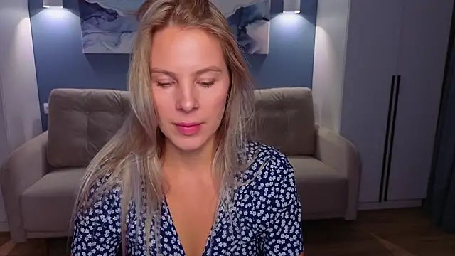 Snapshot of MelanieBennett chatting on 10.07.25 MelanieBennett online show from 10.07.25