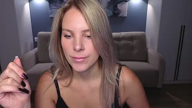 Snapshot of MelanieBennett chatting on 10.18.25 MelanieBennett online show from 10.18.25