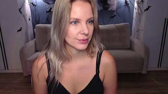 Snapshot of MelanieBennett chatting on 10.30.25 MelanieBennett online show from 10.30.25