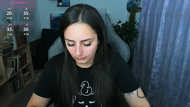 Snapshot of ValeriiMills chatting on 05.19.26 ValeriiMills online show from 05.19.26