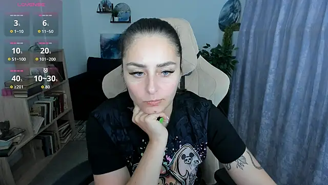 Snapshot of ValeriiMills chatting on 05.25.26 ValeriiMills online show from 05.25.26
