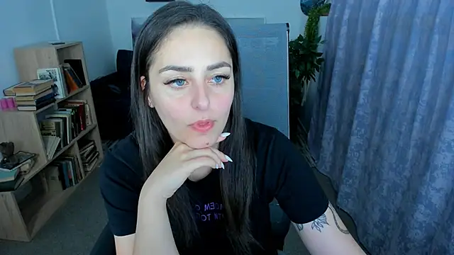 Snapshot of ValeriiMills chatting on 06.01.26 ValeriiMills online show from 06.01.26