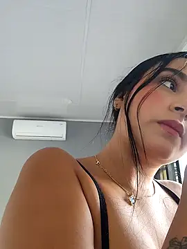 Snapshot of Rosa_Warreen_ chatting on 10.20.25 Rosa Warreen online show from 10.20.25