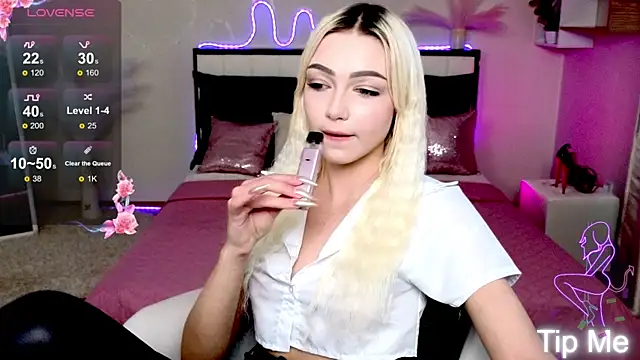 Snapshot of LinaLirian chatting on 09.12.25 LinaLirian online show from 09.12.25