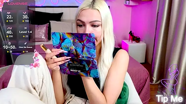 Snapshot of LinaLirian chatting on 10.08.25 LinaLirian online show from 10.08.25